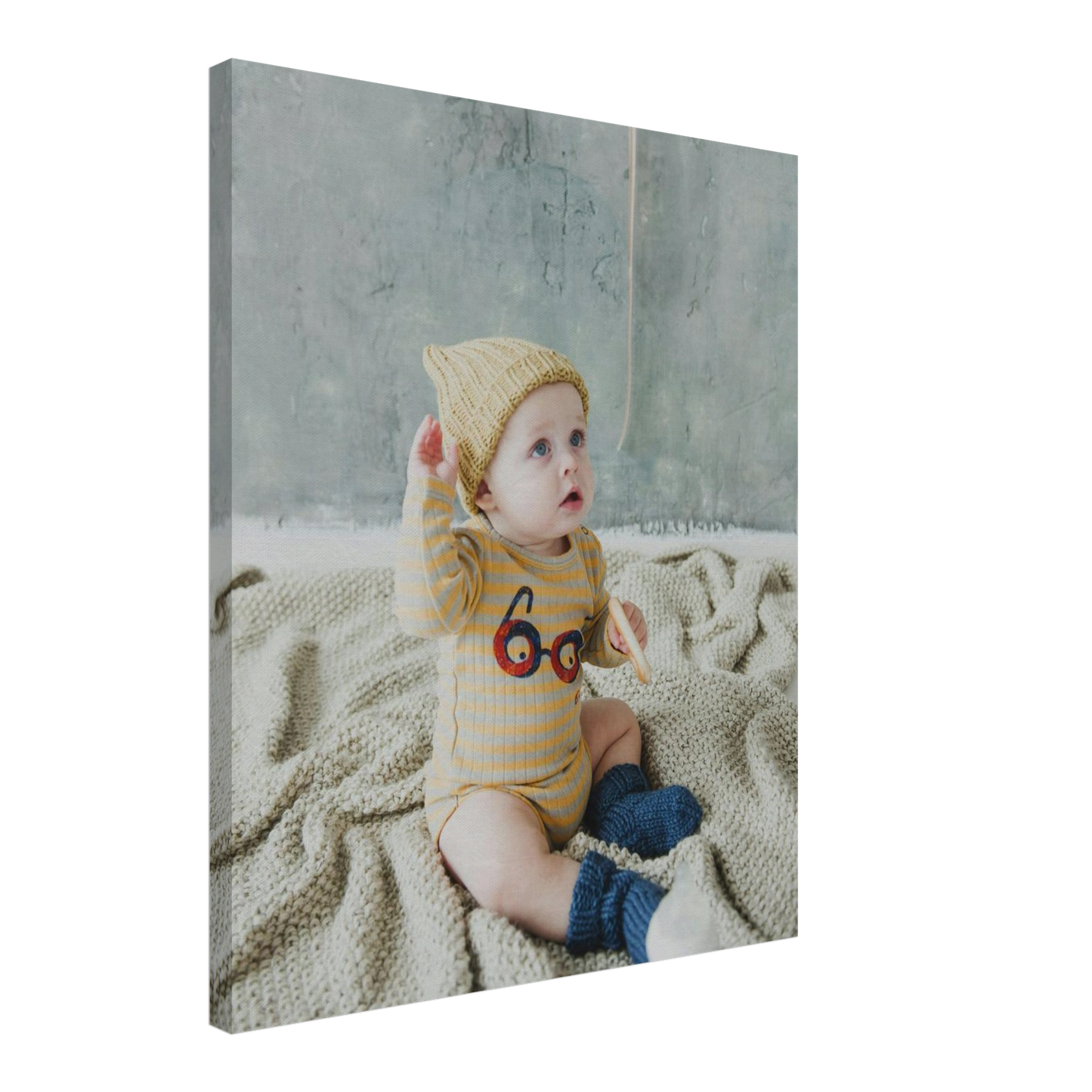 Baby Fotoleinwand Hochformat 50x60cm dünner Rahmen minimalistisches Design - Elegante Großformat Wandkunst