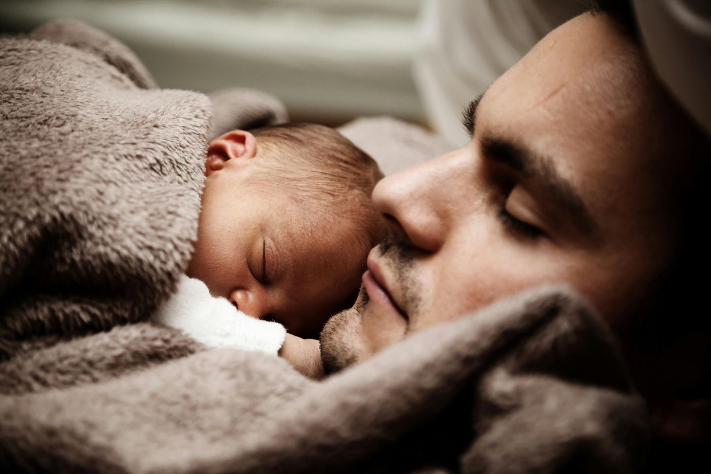 Baby schläft auf der Brust seines Papas