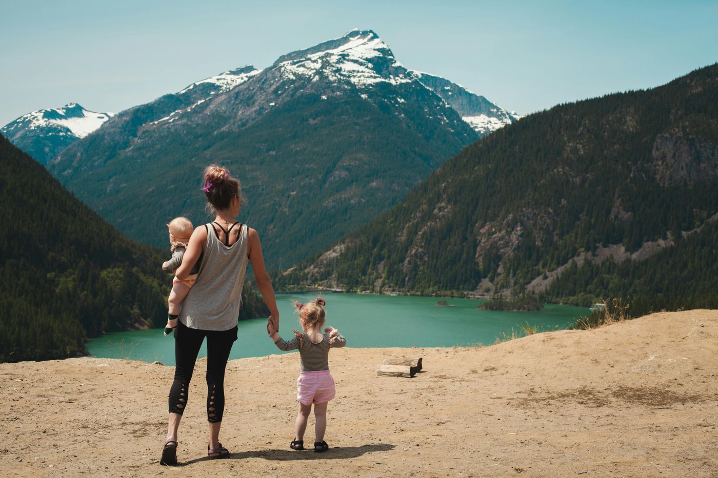 Mama mit zwei Kindern vor einem Bergsee